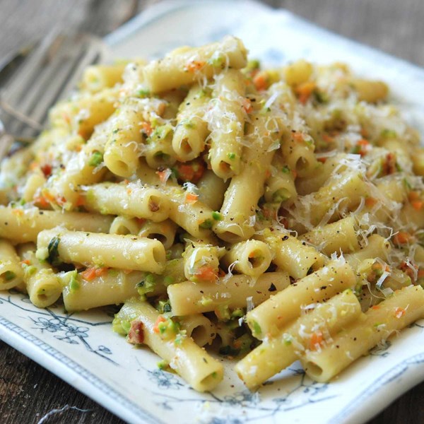 Rigatoni with asparagus-pistachio pesto 