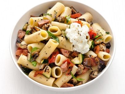 Rigatoni with grilled sausage and vegetables