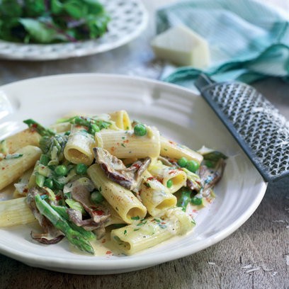 Rigatoni with peas and porcini mushrooms in a creamy asparagus sauce (Rigatoni con asparagi, piselli e funghi)