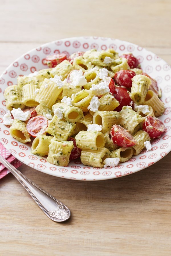 Rigatoni with pesto cream sauce