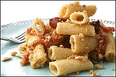 Rigatoni with red bell pepper, almonds and bread crumbs