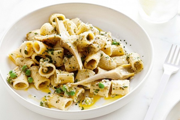 Rigatoni with white wine, artichoke & pea sauce