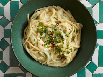 Risotto-style spaghetti with potatoes (Pasta spezzata con crema di patate)