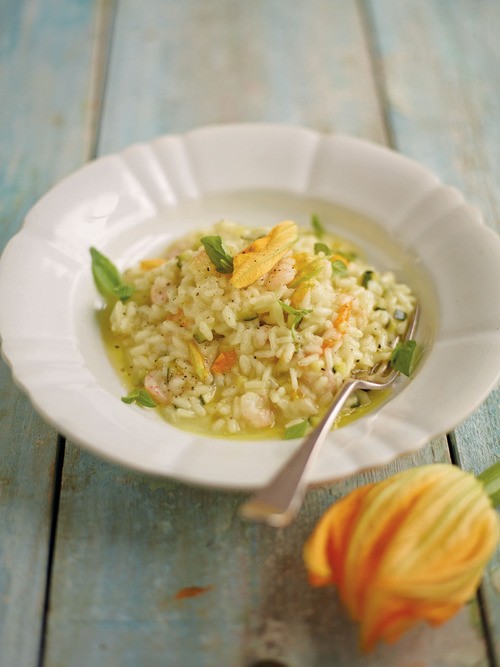 Risotto with prawns and courgette flowers (Risotto con gamberetti e