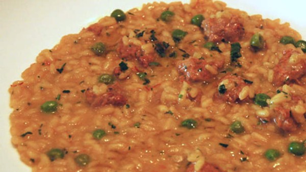 Risotto with sausage, red wine and peas (Risotto con salsiccia, vino rosso e piselli)