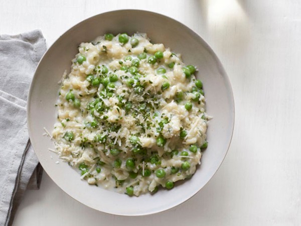 Risotto with yogurt and peas