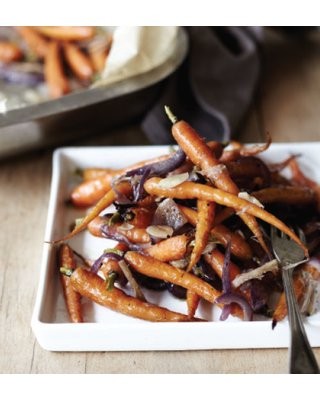 Roast baby carrots with ginger, garlic and red onion