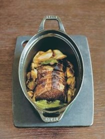 Roast beef on a bed of onions (Rôti de bœuf en cocotte d'oignons)
