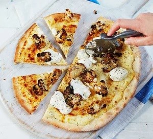 Roast cauliflower cheese pizza