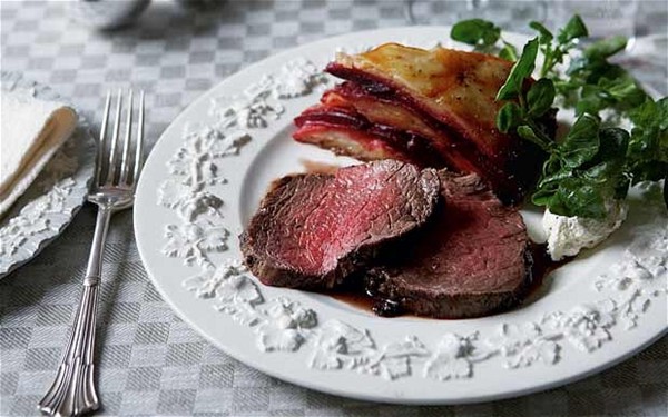 Roast fillet of beef with horseradish cream and red-wine sauce