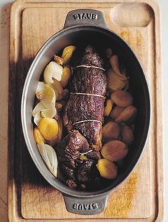 Roast fillet of venison with sultanas (Filet de chevreuil aux raisins blonds)