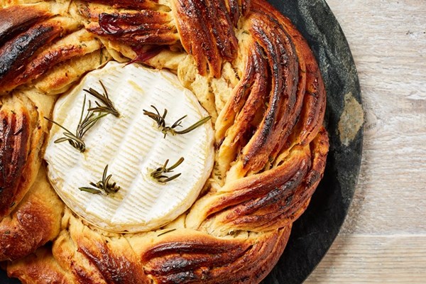  Roast garlic, cranberry and Khorasan brioche with baked camembert