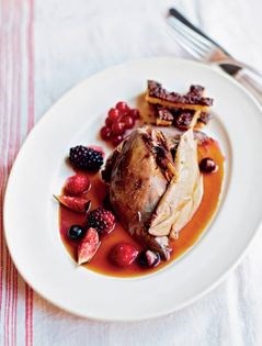 Roast grouse with game toast and poached fruits (Grouse rôtie, fruits pochés)