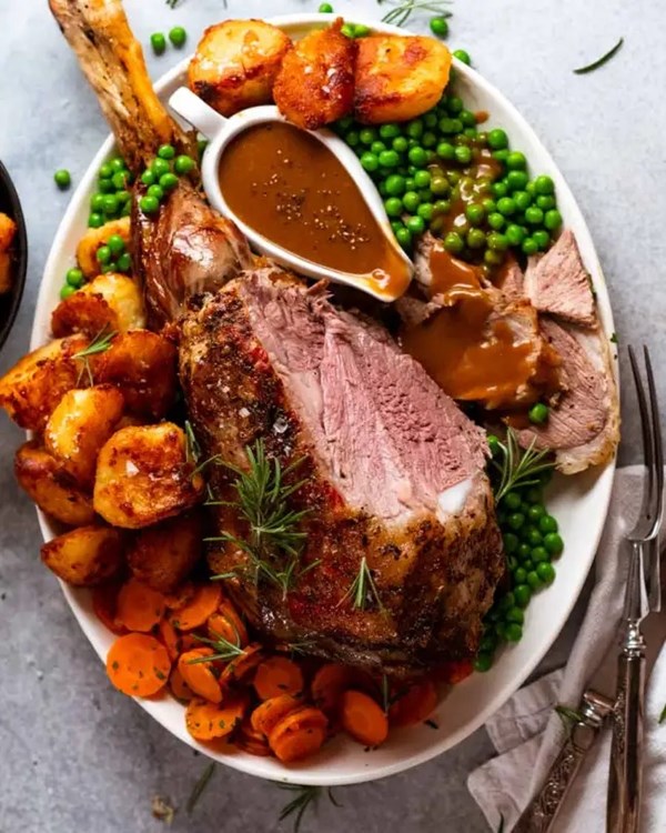 Roast lamb leg with gravy