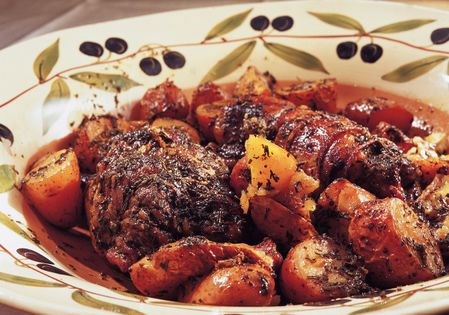 Roast lamb with potatoes and herbs (Agnello arrosto con erbe e patate)