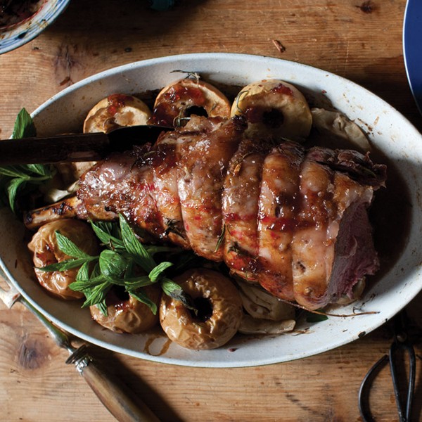 Roast leg of lamb with apples and fennel