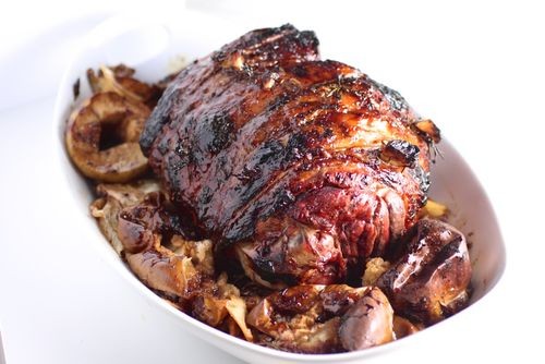 Roast leg of lamb with apples and fennel