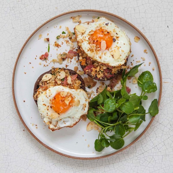 Roast mushrooms with fried eggs and almonds