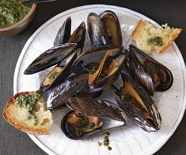 Roast mussels with walnut pesto
