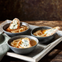 Roast onion soup with Roquefort toasts