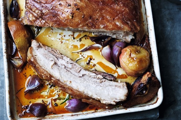 Roast pork belly with juniper and apples