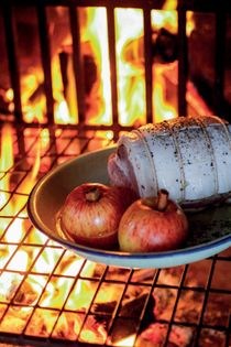 Roast pork loin with cinnamon-spiked apples