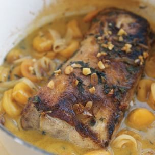 Roast pork with apricots
