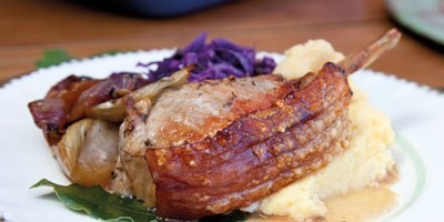 Roast pork with fennel, onions and apples