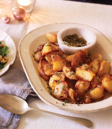 Roast potatoes and apples with bacon and herb salt