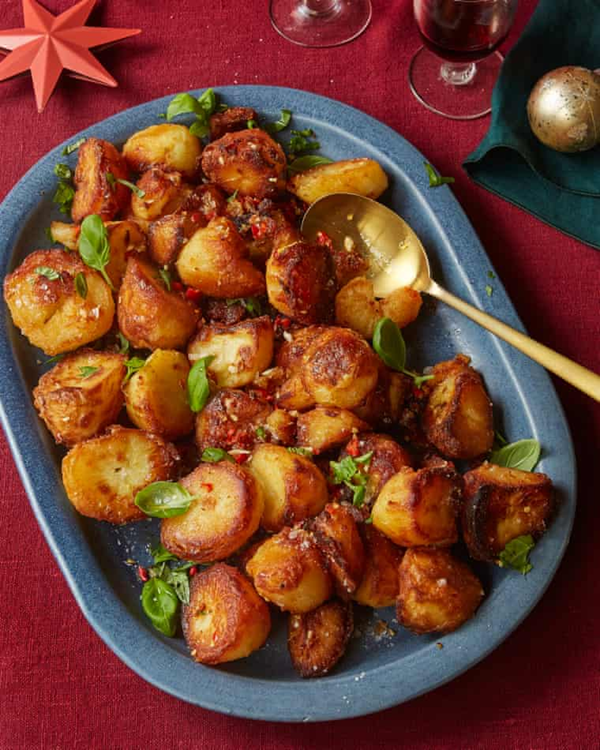 Roast potatoes with chilli, basil and garlic