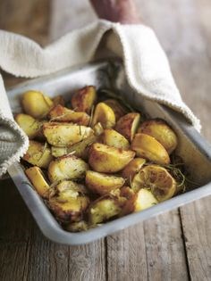 Roast potatoes with lemon, rosemary and thyme