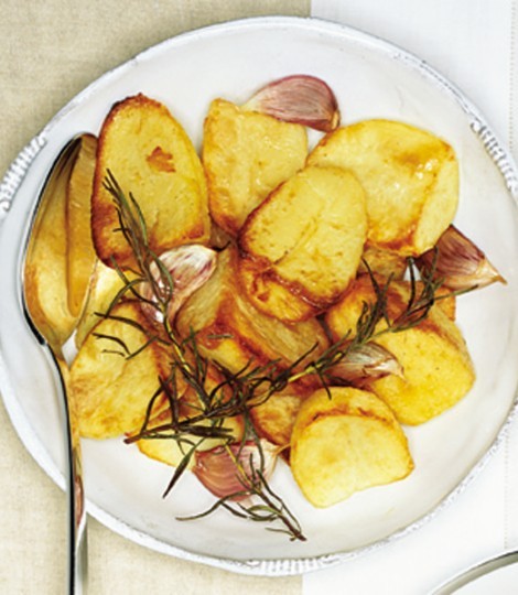 Roast potatoes with rosemary and garlic