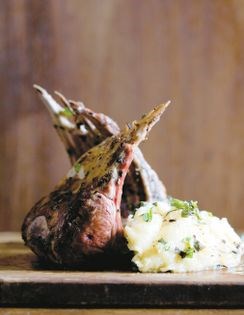 Roast racks of lamb with honey and mint (Carrés d'agneau rôtis au miel et à la menthe)