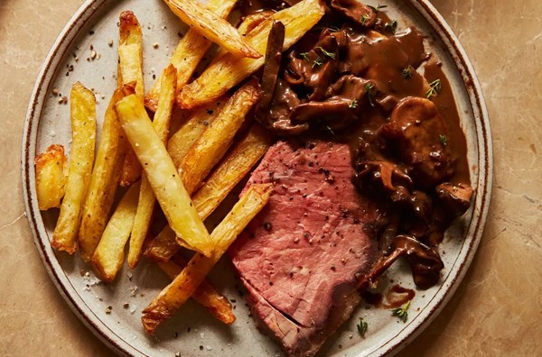 Roast sirloin of beef with mushroom & Madeira sauce and beef dripping chips