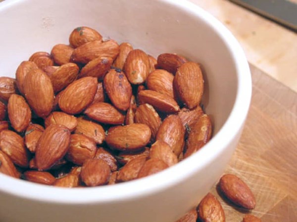 Roasted almonds with herbs