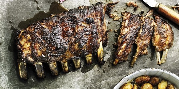 Roasted and grilled pork ribs with quince glaze