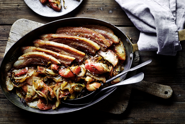 Roasted apples and bacon with onions and thyme (Æbleflæsk)