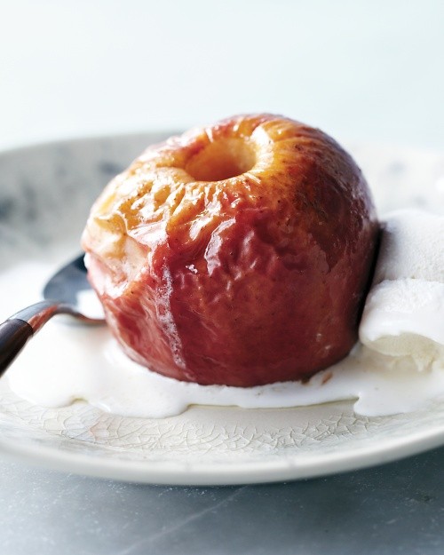 Roasted apples with ice cream