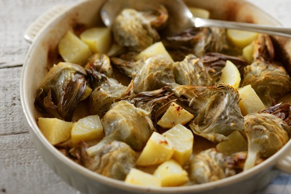 Roasted artichoke hearts with potatoes and olive oil (Anginares psites me patates)