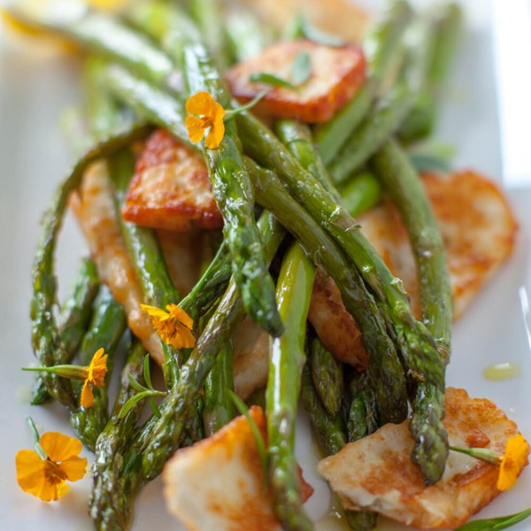 Roasted asparagus and sautéed haloumi salad
