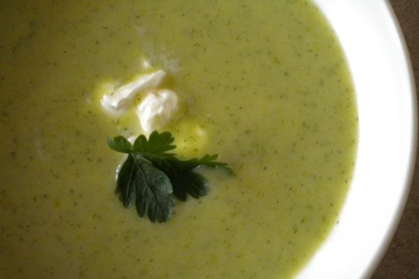 Roasted asparagus soup with lovage and dill