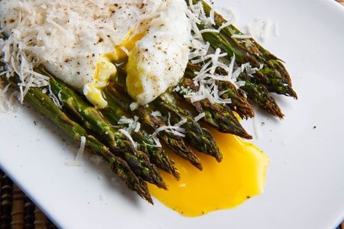 Roasted asparagus with poached egg