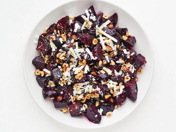 Roasted beets with hazelnuts