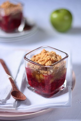 Roasted caramel figs, berries and apple compote verrines 