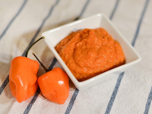 Roasted carrot and tomato habanero hot sauce