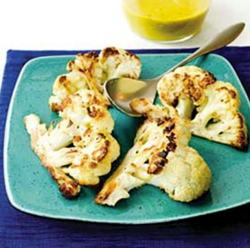 Roasted cauliflower with curry-yogurt sauce with cilantro