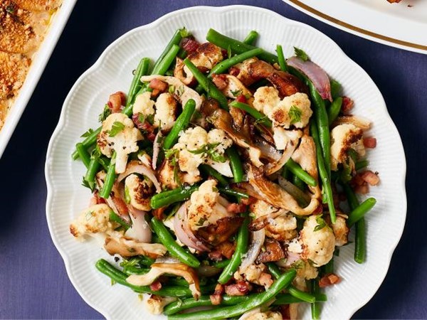 Roasted cauliflower with green beans and mushrooms