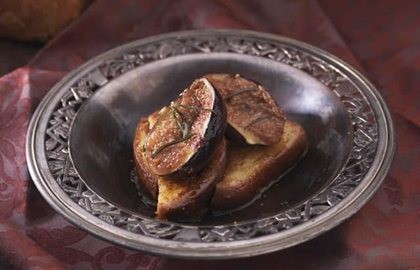 Roasted figs with spiced bread