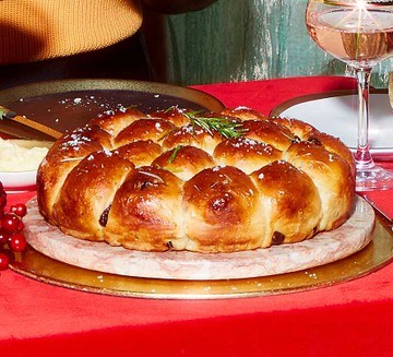 Roasted garlic, rosemary & cranberry tear & share bread