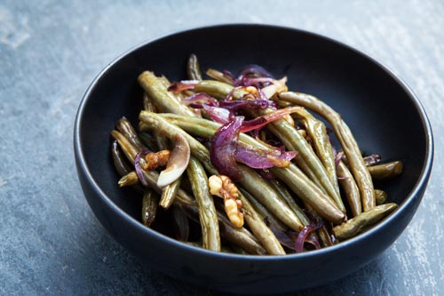 Roasted green beans with onions and walnuts